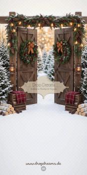Weihnachts-Kombidrop Christmas Gate mit rustikalen Holztüren, roter Karodecke und verschneiter Tannenallee in Braun, Rot und Grün von Drop-Dreams